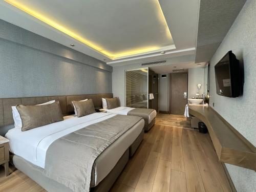 1 queen bed, 1 twin bed