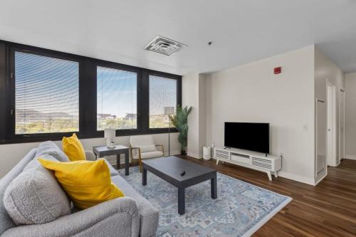2BR Downtown Apartment with Gym & Deck in Pittsburgh, USA