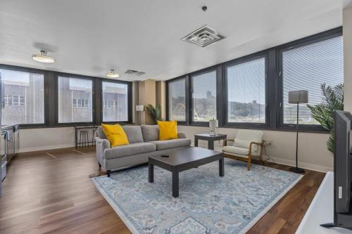 2BR Downtown Apartment with Gym & Deck in Pittsburgh, USA
