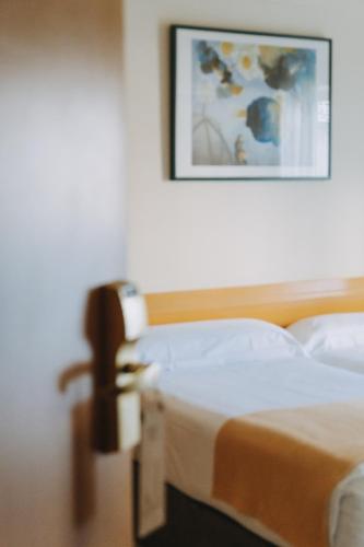 Double or Twin Room image 9