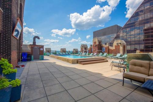 2BR Luxury Apartment Rooftop Pool & Gym