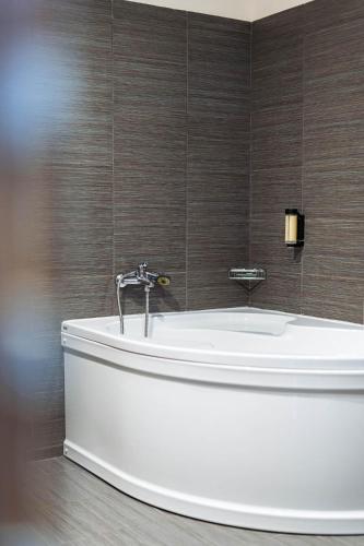 Facilities, Penzion v jizdarne in Lazce