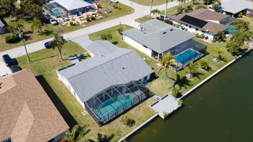 Relax & Play! 3BR Pool Home in Cape Coral - Pet-Friendly with Game Room, Cape Coral (zdjęcie 7)