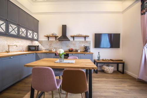 Lion's Bridge boutique 2BDRM apt, top center gem, София (фото 5)