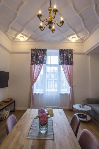 Lion's Bridge boutique 2BDRM apt, top center gem, София (фото 6)