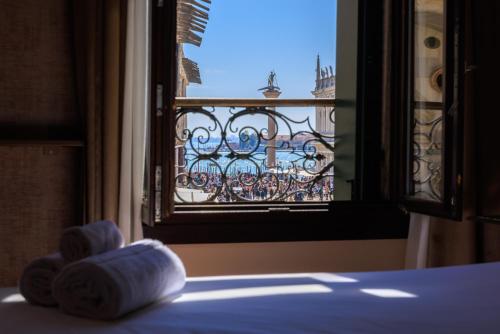 Deluxe Room with San Marco Square View image 2