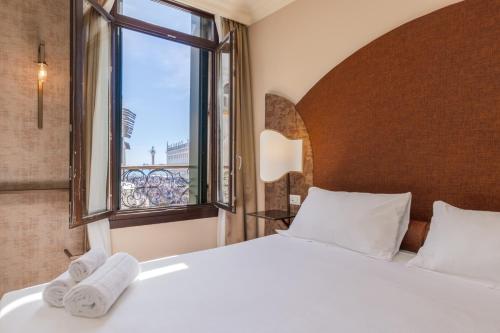 Deluxe Room with San Marco Square View image 8