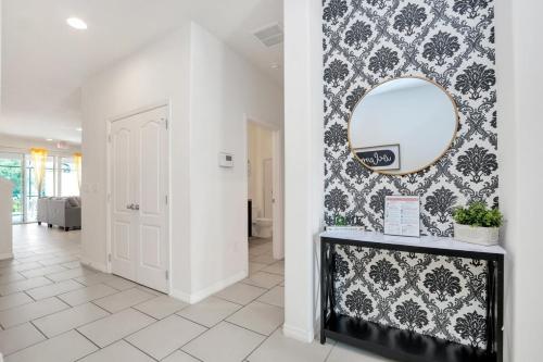 Private Views and Theme Rooms Perfect for Families in Davenport, USA