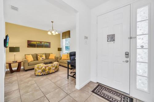 Short walk from clubhouse Wonderful pool villa in Davenport, USA