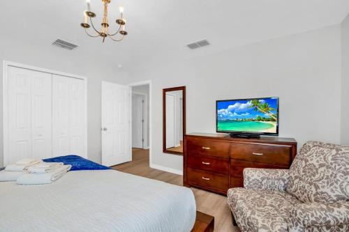 Roomy Town Home Mickey-Themed Bedroom! #4BV550 - main image
