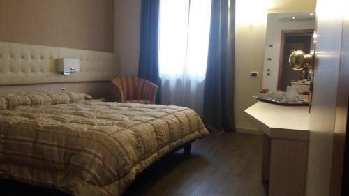 Deluxe Double Room image 4