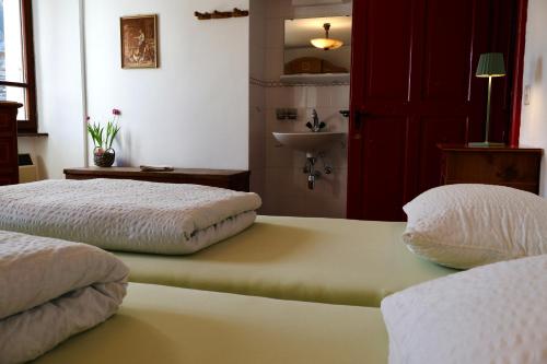 2 twin beds
