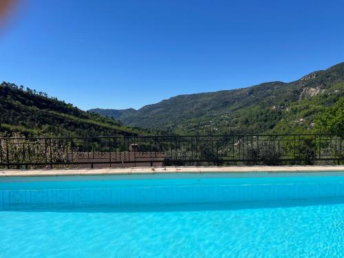 Côte ‘d Azur - Coaraze In 2024 gemoderniseerde vrijstaande villa met een groot privé zwembad, volledige privacy, pal op het zuiden, magnifiek ver en vrij uitzicht tot aan Contes / Nice.