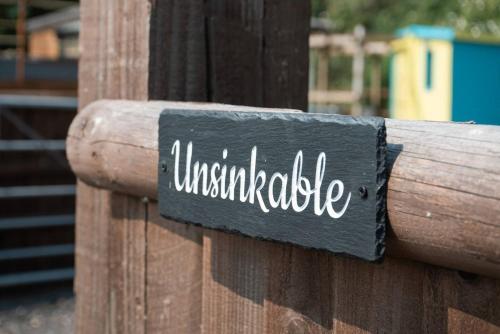 Swallowfield Glamping-Unsinkable