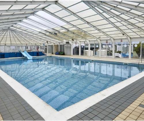 Caravan - Sleeps 8 - Decking - Pets Ok - Parking - Norfolk