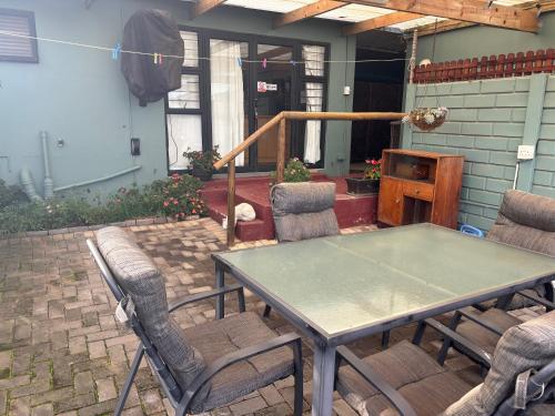 Ocean Tribe Guest Cottage in Umkomaas