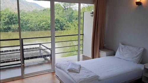 北碧 Bansuanmaenam(บ้านสวนแม่น้ำ):sunset view room 3星级 酒店 套房