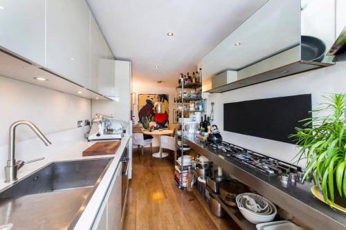 Unique 2bed flat in iconic Portobello Rd w terrace near Rough Trade