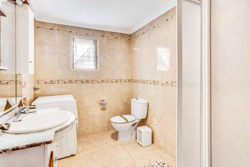 Eleven-Bedroom villa image 4
