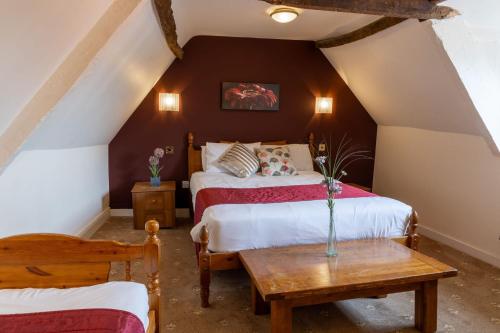1 king bed, 1 twin bed