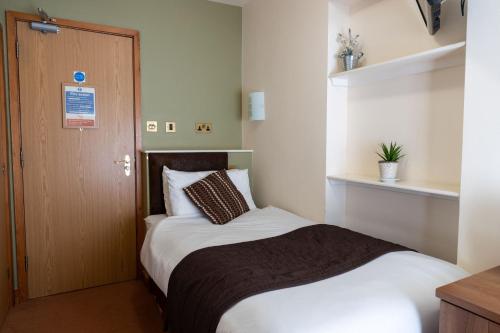 Single room, shower