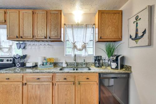 Bacliff Apartment with Hot Tub - 3 Mi to Boardwalk!