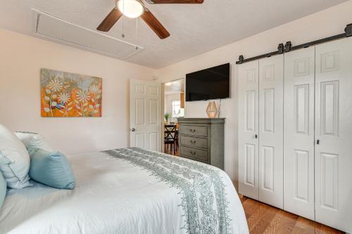 Bacliff Apartment with Hot Tub - 3 Mi to Boardwalk!