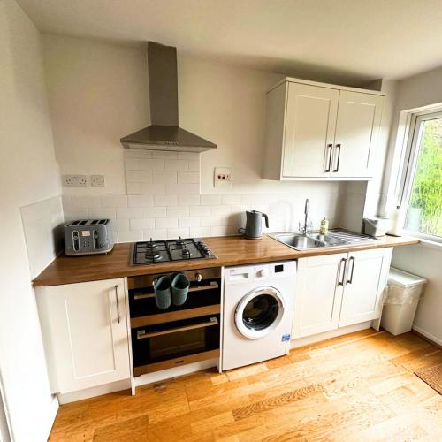 Newly refurbished 2 bed in Thame in 泰姆