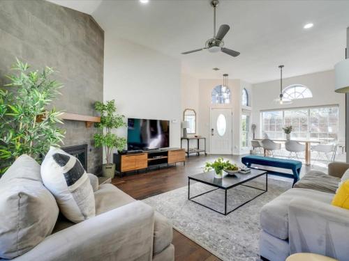 3-BD 2-BA Northern Dallas Retreat Hot Tub and BBQ in Dallas, USA