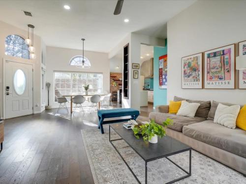 3-BD 2-BA Northern Dallas Retreat Hot Tub and BBQ in Plano (TX)