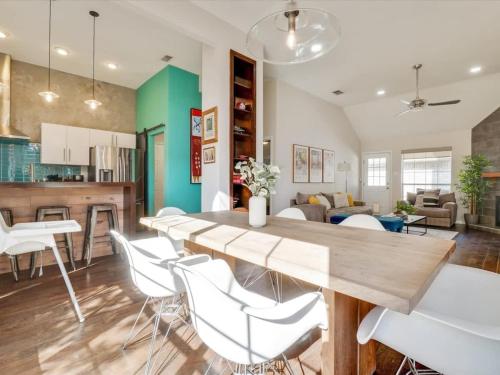 3-BD 2-BA Northern Dallas Retreat Hot Tub and BBQ in Plano (TX)