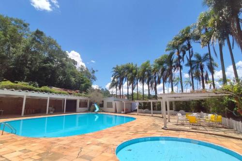 Casa Grande com Piscinas e Área Gourmet