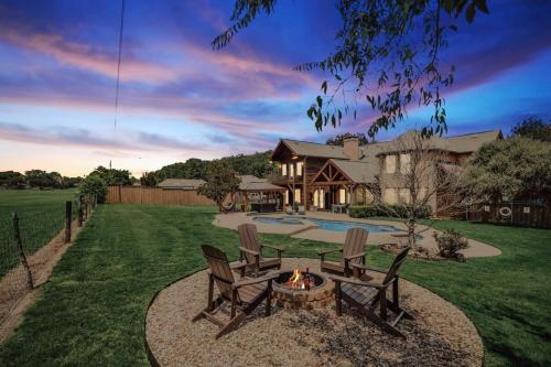Rustic Cabin Mansion - Hot tub Gym Cinema Pool in McKinney, USA