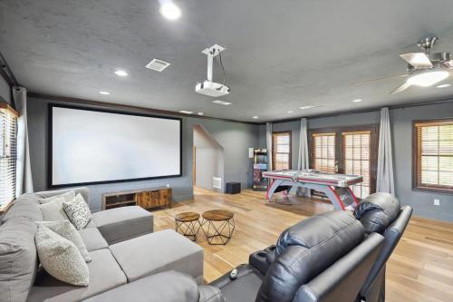 Rustic Cabin Mansion - Hot tub Gym Cinema Pool in McKinney, USA