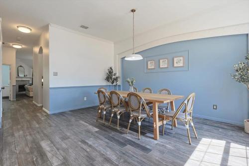 The Blue Holly - Bright & Spacious with a Pool in Corinth, USA
