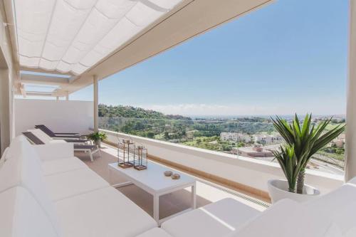 LUXURY PENTHOUSE MARBELLA WIFI POOLS NETFLIX GOLF