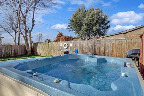 Modern Chic Comfort with Pool Time Fun in the Sun in The Colony, Vereinigte Staaten von Amerika