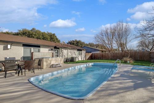 Modern Chic Comfort with Pool Time Fun in the Sun in The Colony, USA