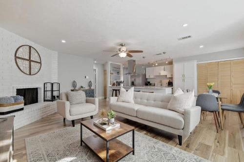 Modern Chic Comfort with Pool Time Fun in the Sun in The Colony, USA