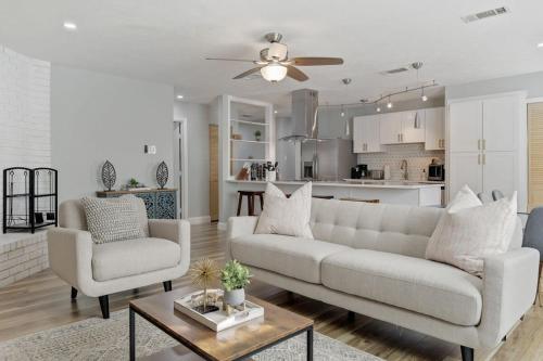 Modern Chic Comfort with Pool Time Fun in the Sun in The Colony, USA