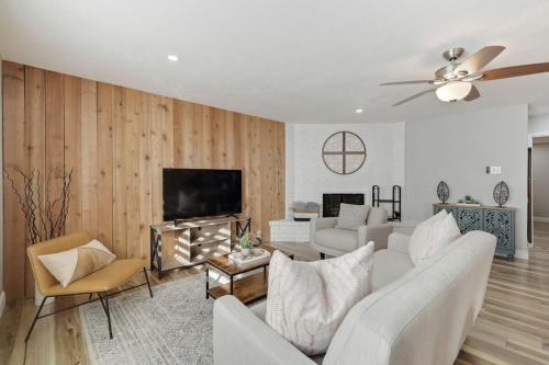 Modern Chic Comfort with Pool Time Fun in the Sun in The Colony, USA