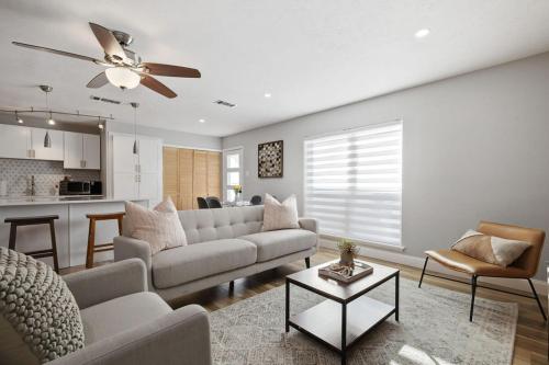 Modern Chic Comfort with Pool Time Fun in the Sun in The Colony, USA