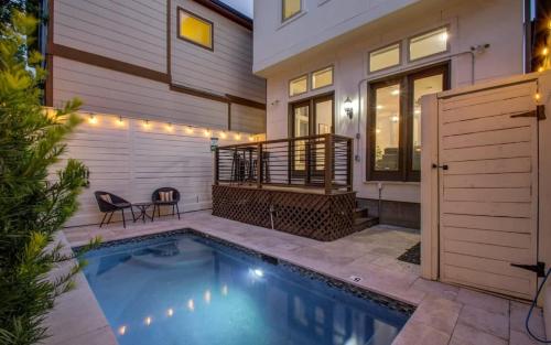 High End In The Center - Mins to Downtown w Pool in Houston, USA