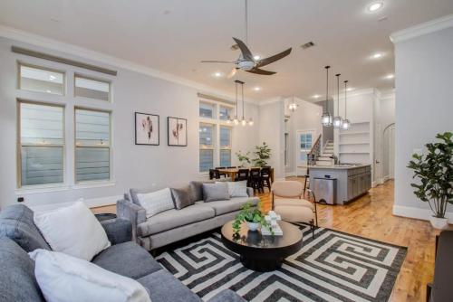 High End In The Center - Mins to Downtown w Pool in Houston, USA