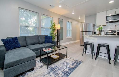 Magnolia Park Retreat -3 Separate Units w Backyard in Houston, USA