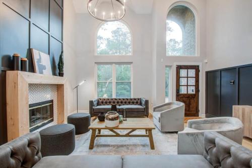 Luxury Mansion Dream Home - 6 Bed Pool Grill in The Woodlands, USA