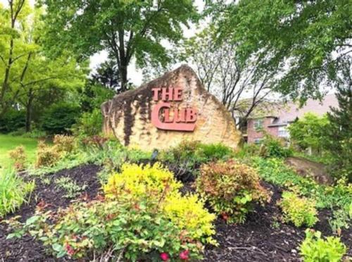 Penthouse Thousand Hills Golf Front Condo with Pool close to 76 and Sleeps 8 in Branson, USA