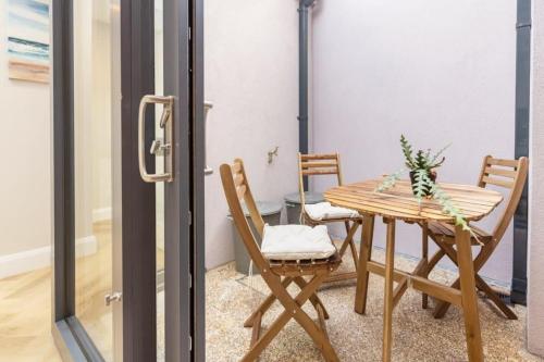 LOVELY 2bed HOME with patio & fast reliable WIFI - image 3