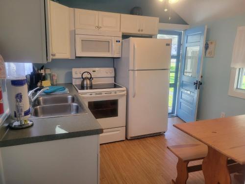 2 RIVER ROAD INN COTTAGES - 주방