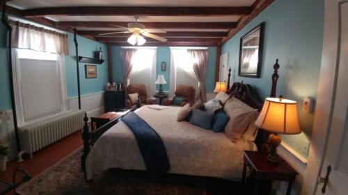 2 River Road Inn Cottages - image 7